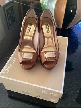 Michael Kors Tan/Brown Leather Peep-Toe Pumps with Gold Plaque